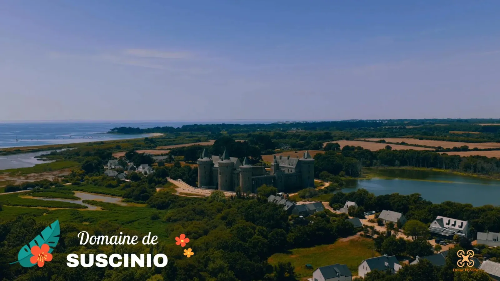 Domaine de Suscinio vu par drone : le château des ducs de Bretagne, ses douves et les marais de Sarzeau face à l'Atlantique
