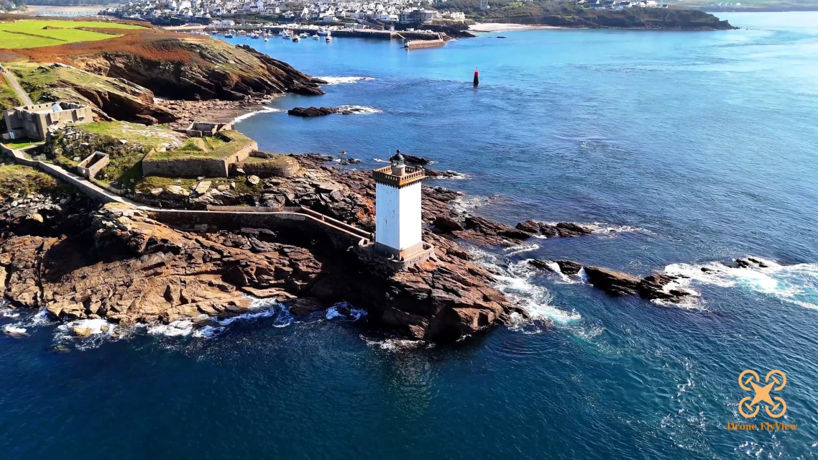 Phare de Kermorvan vu par drone : le phare sur son rocher, les fortifications de la pointe et le port du Conquet en arrière-plan