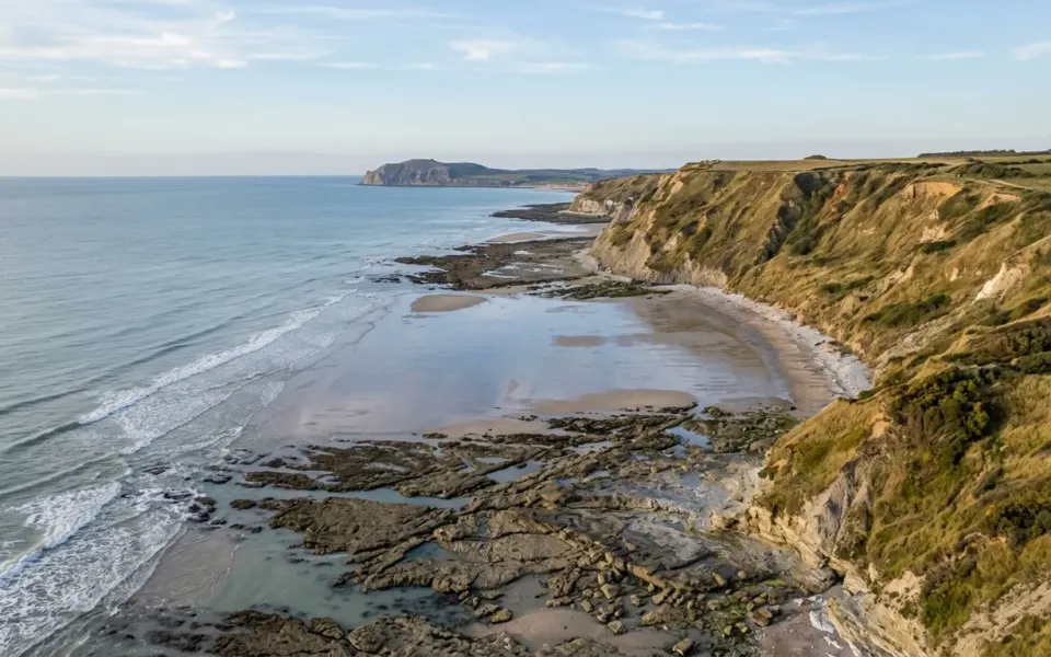 Falaises et plage à marée basse