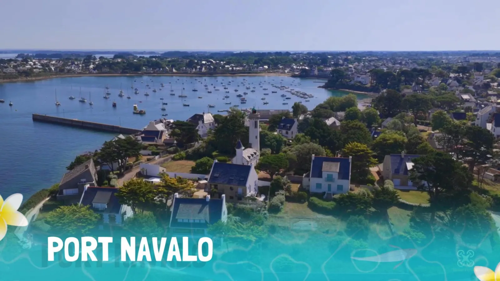 Port-Navalo vu par drone : le phare, les villas de la pointe et le mouillage, à Arzon